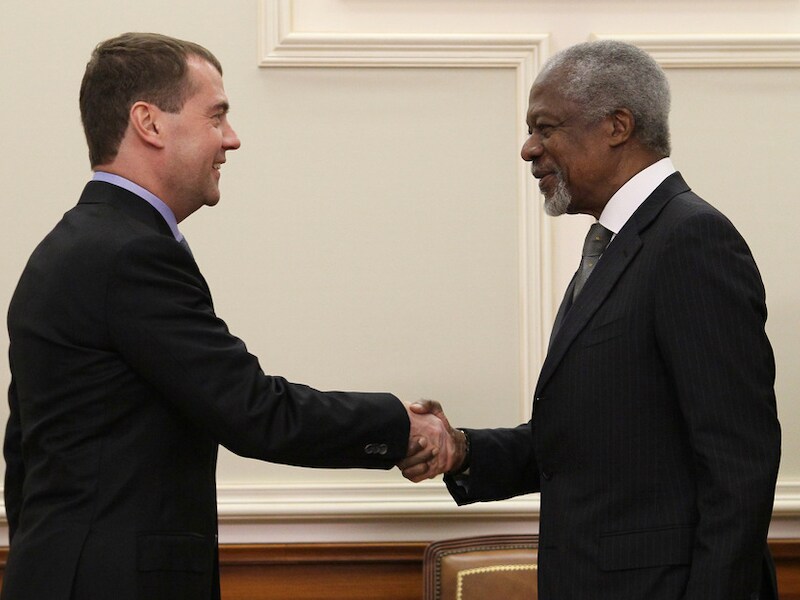 De Russische president Dmitri Medvedev schudt de hand van Kofi Annan