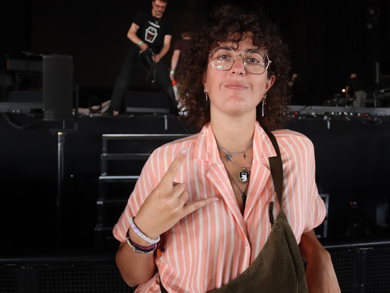 Debby (32) rijdt van Parijs naar Crammerock voor favoriete band: “Klein en gezellig festival”
