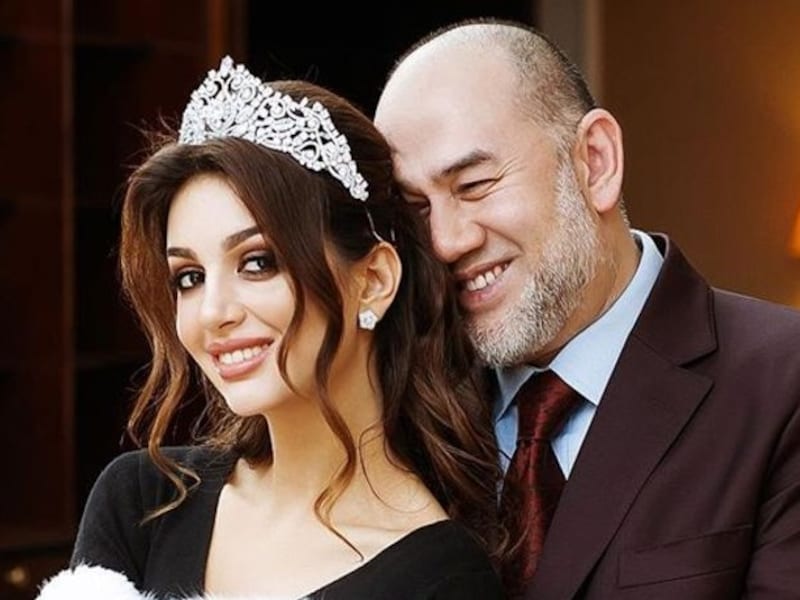 Sultan Mohammed V en Oksana Voevodina.