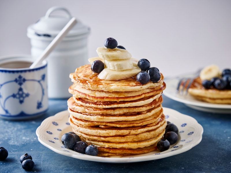 Feest op je ontbijtbord? Daar zorgen deze American pancakes mét amandeldrink voor