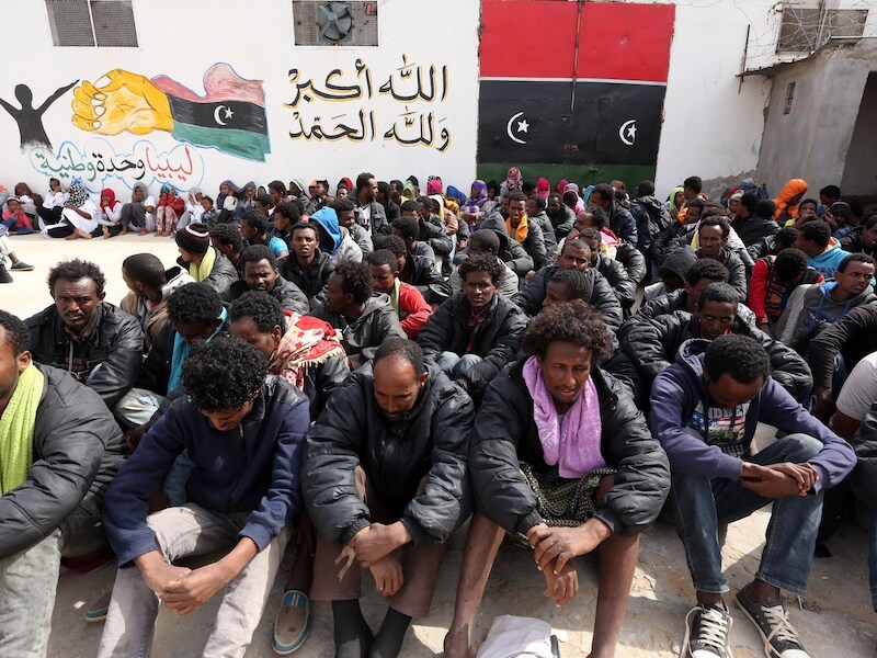 Migranten die hoopten per boot naar Europa te vluchten, zijn vlak voor vertrek opgepakt door Libische veiligheidstroepen. Ze zitten vast in het Abu Salim detentiecentrum in de Libische hoofdstad Tripoli.