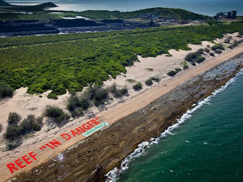 Greenpeace voert actie in de buurt van de haven Abbot Point en wijst op de gevaren van een uitbreiding van die haven.