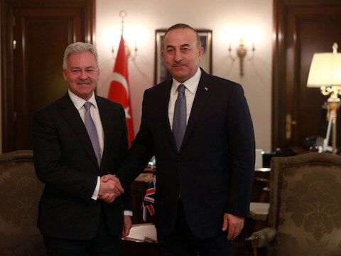 Cavusoglu (R) schudt de hand van Alan Duncan, de Britse viceminister van Buitenlandse Zaken.