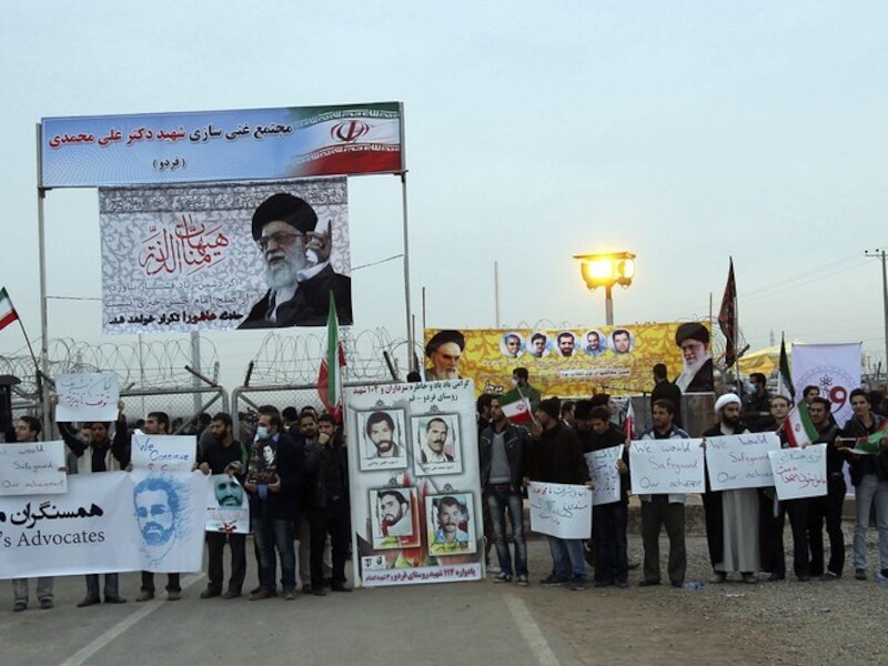 Iraanse studenten protesteren dinsdag met portretten van Ayatollah Ali Khamenei bij een nucleaire faciliteit in Qom.