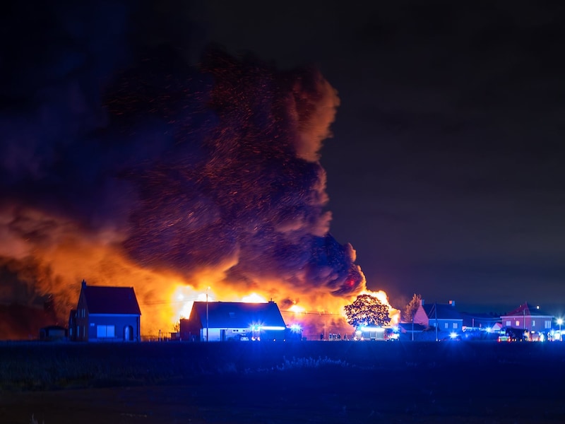 Het magazijn van het vroegere Westorama in Oostrozebeke gaat volledig in de vlammen op.