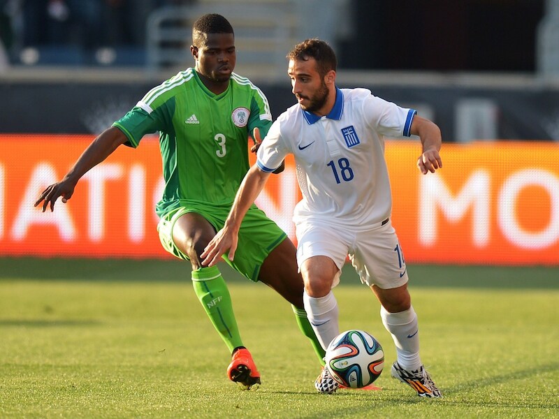 Elderson Echiejile (l) is met een blessure afgevallen bij Nigeria.