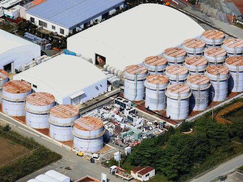 Luchtfoto van de opslagtanks in Fukushima waarvan er sommige lekken.