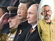 Vladimir Poetin en Xi Jinping tijdens de parade in Moskou. Rechts onze buitenlandjournalist Guy Van Vlierden.