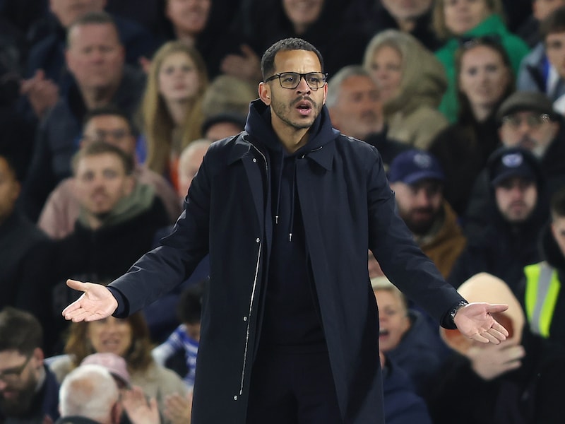 Liam Rosenior krijgt maximaal 27,7 miljoen euro na vertrek bij Chelsea, dat al vaker fors betaalde voor ontslagvergoedingen