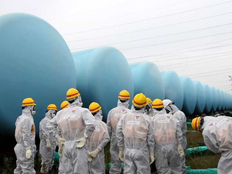 Inspectie van de watertanks in Fukushima.