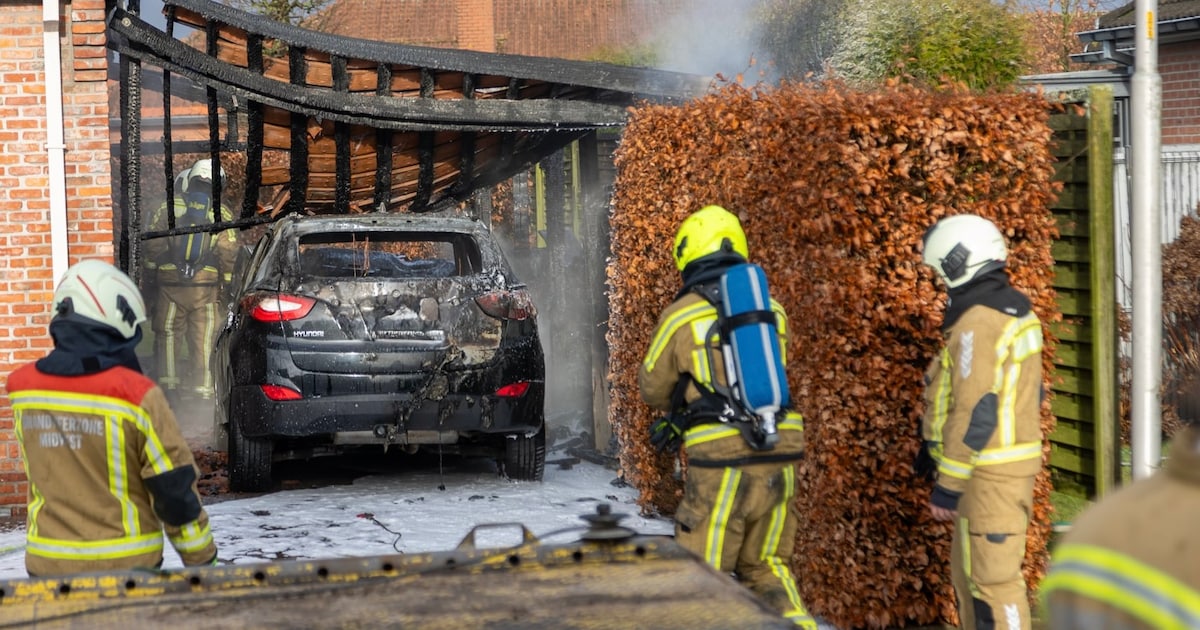 Auto en carport gaan in vlammen op in Dentergem, brand veroorzaakt door onvoldoende gedoofde assen