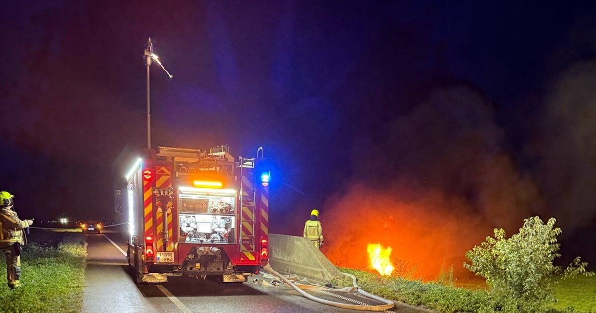 Brandende auto aangetroffen in weide langs N19g: bestuurder spoorloos