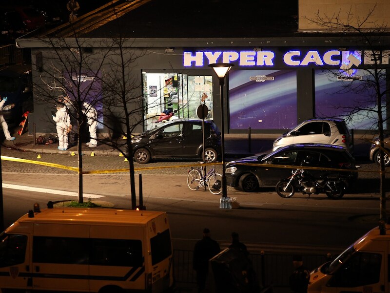 De Franse politie staat buiten de supermarkt bij het lichaam van Amedy Coulibaly.