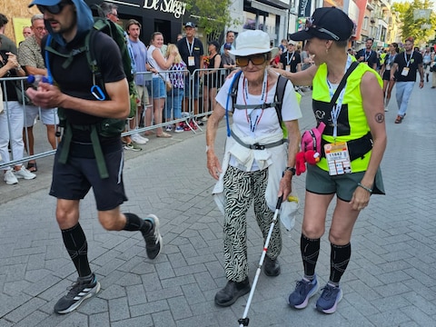 Jekka (89) is opnieuw een van de oudste deelnemers aan Dodentocht en wandelt 100 kilometer met blindengeleidestok.