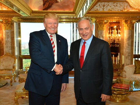 Donald Trump en de Israelische premier Netanyahu in Trumps penthouse in New York.
