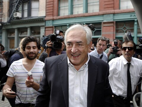 Een zichtbaar opgeluchte Strauss-Kahn verliet de VS onder massale mediabelangstelling.