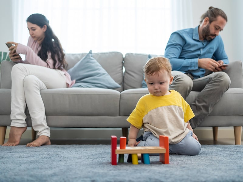 “Leg je smartphone weg”: Zweden roept ouders op schermgebruik te verminderen in de buurt van hun kinderen