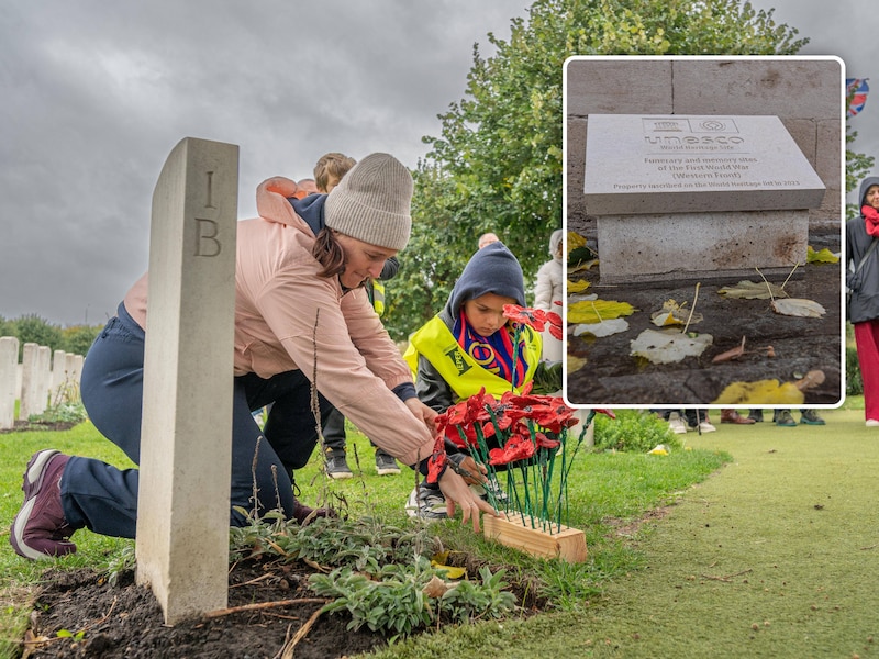 Kinderen van de Freinetschool De Tierlantuin namen deel aan de plechtigheid op Essex Farm Cemetery. Inzet: De UNESCO-plaquette. 
