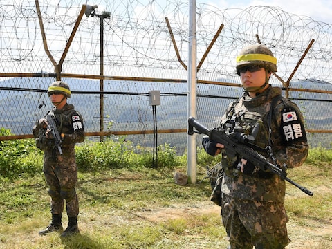 Archiefbeeld. Zuid-Koreaanse soldaten tijdens een ontmijningsactie in de gedemilitariseerde zone aan de grens met Noord-Korea. (2/10/18)