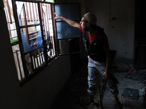 Een Syrische rebel in de stad Deir Ezzor.