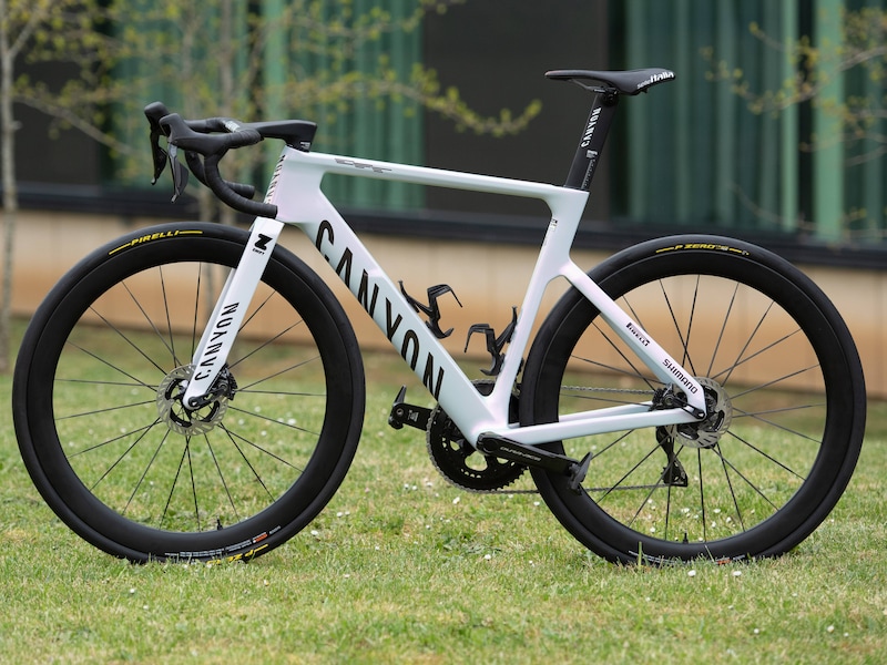 Jasper Philipsen kiest voor deze nieuwe fiets in Parijs-Roubaix, maar kopman Mathieu van der Poel volgt zijn voorbeeld niet