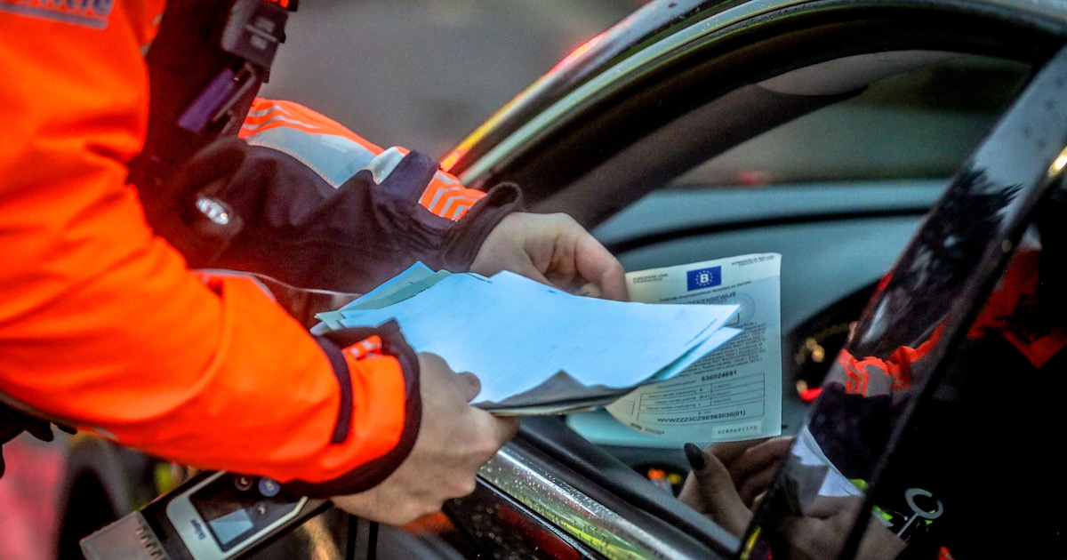 Politie treft twee lege blikken bier aan in zwalpende wagen, bestuurder (35) is zwaar onder invloed: