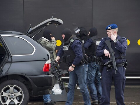 Een arrestatieteam ging rond het middaguur het afgezette gebied op Schiphol binnen.