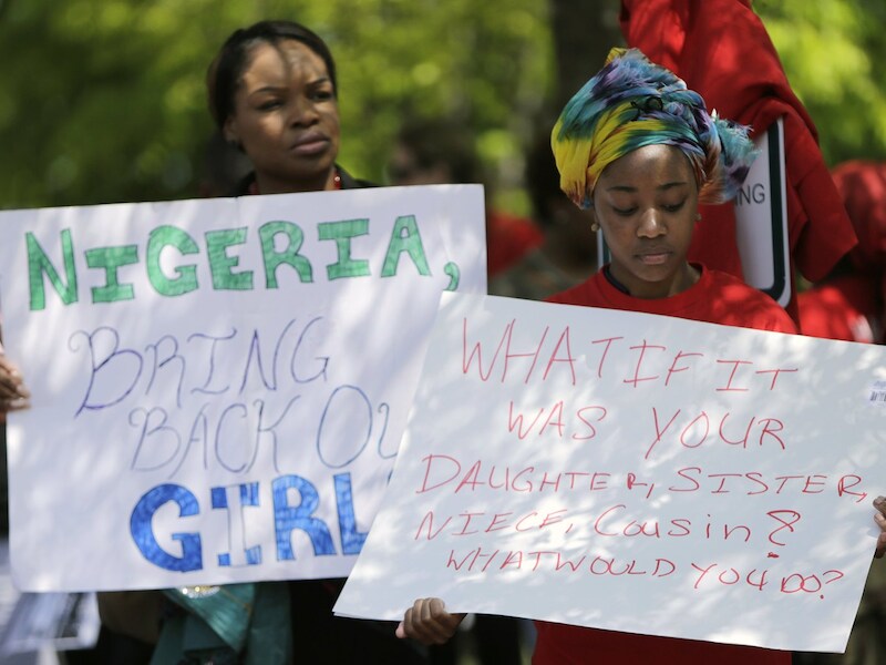 Voor de Nigeriaanse ambassade in Washington protesteren vrouwen tegen de ontvoering.