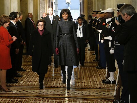Michelle Obama met haar mantel van Thom Browne en ceintuur van J. Crew.