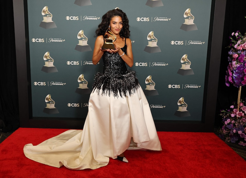 Olivia Dean met haar Grammy