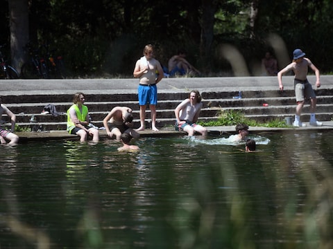 Warm weer, zwemmen in de Vaart in Leuven