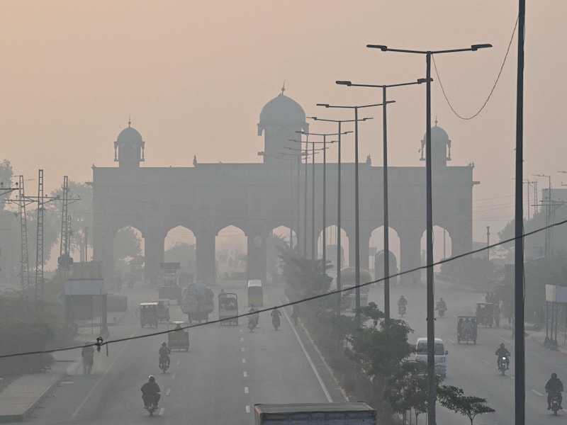 De smog hing op 24 oktober over de Pakistaanse stad Lahore. Klimaatopwarming leidt ook tot een slechtere luchtkwaliteit.