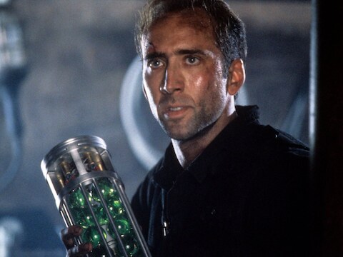 Nicolas Cage in 'The Rock'. De omschrijving van de vermeende chemische wapens in Irak die een bron aan MI6 toespeelde, leek verdacht op de fictieve wapens zoals Cage hier vasthoudt.