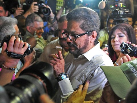 Luciano Marin Arango, de tweede man van de FARC leest een verklaring voor waarin de Colombiaanse rebellenbeweging een eenzijdig bestand aankondigt.