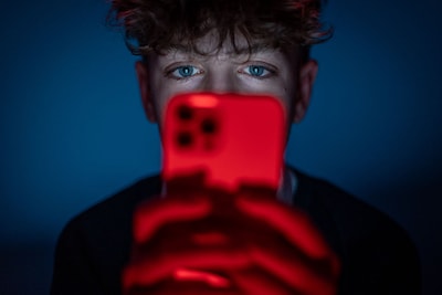 https://images.hln.be/YWI2MTU5ZjJjNWYzYWVhMzE1ODEvZGlvLzI3NTkzMDM3NS9maXQtd2lkdGgvNDAw/bath-united-kingdom-january-12-in-this-photo-illustration-a-13-year-old-teenage-boy-looks-at-an-iphone-screen-displaying-various-social-media-apps-on-january-12-2026-in-bath-england-smartphone-tiener-teen-social-media-phone-tiktok