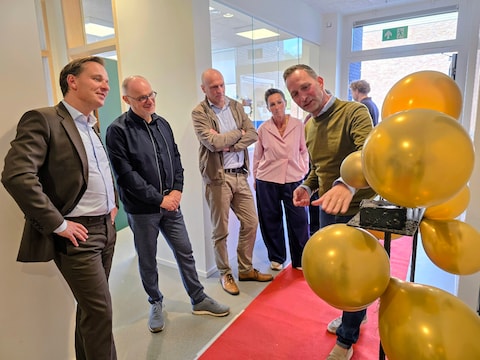 Bruno Vanobbergen (links) krijgt uitleg van directeur Wim Van Hevele.