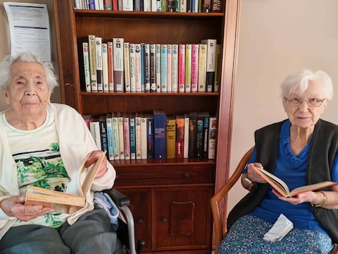 De grootletterboeken zijn intussen geleverd en vonden al hun eerste nieuwe lezers.