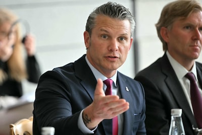 Amerikaanse defensieminister Hegseth scherp voor Europese landen tijdens herdenkingsceremonie D-Day: “Handelen jullie tegen deze invasie of is het al te laat?”