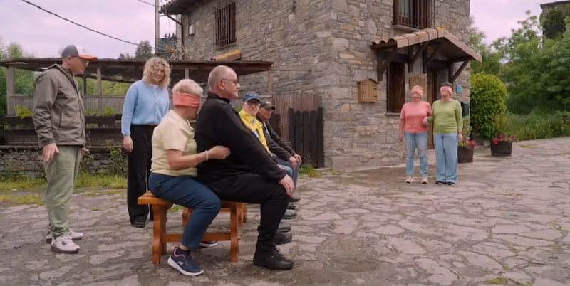 Anne también se siente segura con Ronny con los ojos vendados.