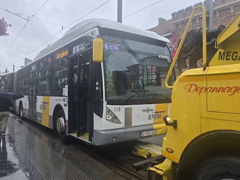 Na een interventie van takeldienst Dépannage 2000 kon de weg na zo’n twintig minuten weer worden vrijgegeven.