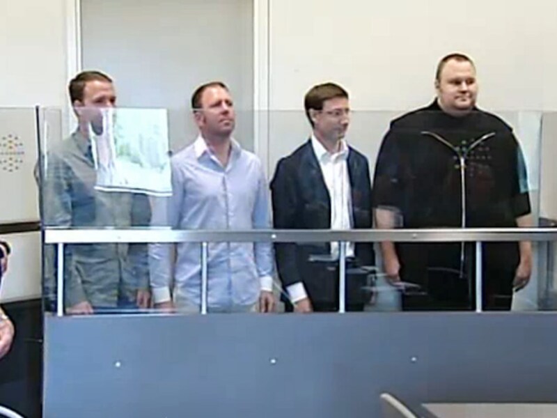 Eigenaar Kim Dotcom (R) en enkele medewerkers.