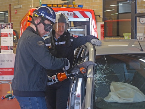 Illustratiebeeld van een hydraulische schaar. Daarnaast beschikt de brandweer ook over een hydraulische spreider.