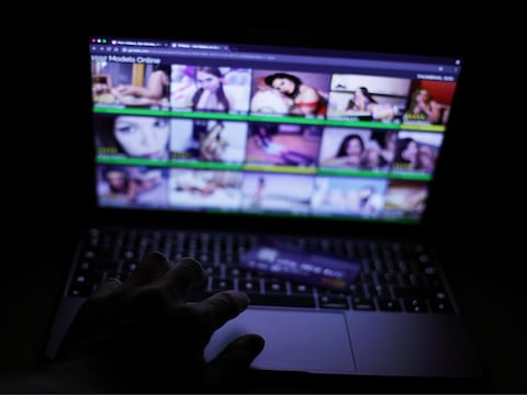 Op de laptop van de man werden belastende foto’s gevonden. 