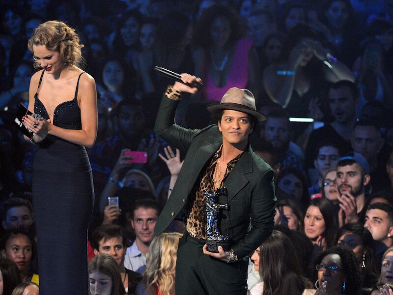 Bruno Mars kreeg gisterenavond op de MTV VMA's de award voor beste mannelijke video uit de handen van Taylor Swift.
