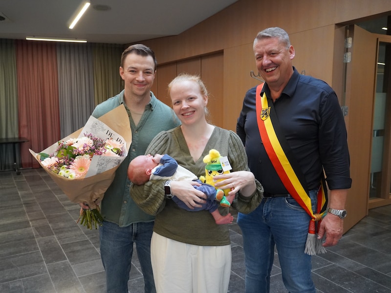 Baby Victor met zijn ouders Esther en Yannick en burgemeester Ronny Slootmans