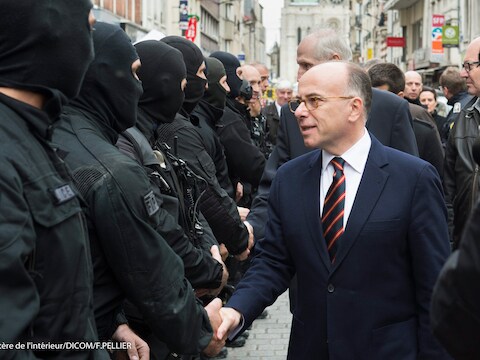 Bernard Cazeneuve spreekt met politiemannen na de raid op terreurverdachten in Sant-Denis van vorige week.