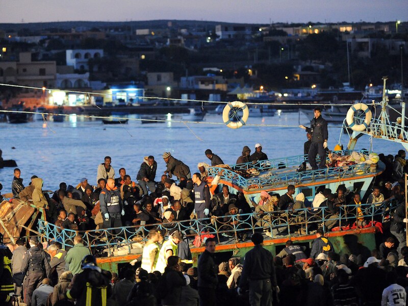 Archiefbeeld van een vluchtelingenboot die de haven van Lampedusa bereikt.