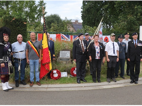 Herdenking voor de geallieerde piloot John Campbell Younge in Melle.