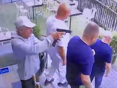 Het moment van de moord werd vastgelegd door een bewakingscamera. 