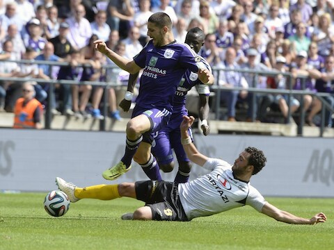 Voor deze tackle op Mitrovic kreeg Persoons gisteren rood